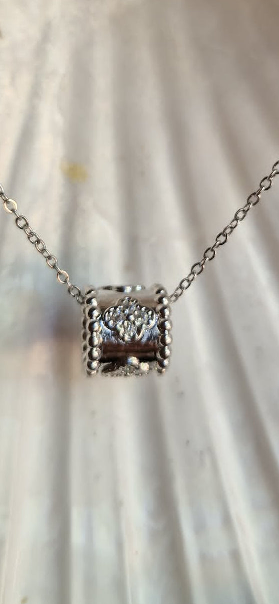 QTEEFY Luxe Cylinder Pendant Necklace
