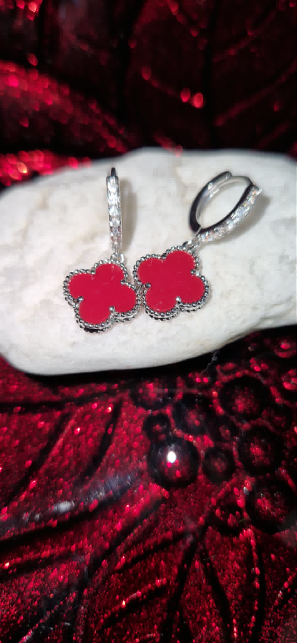 Qteefy Red Clover Sparkle Hoops