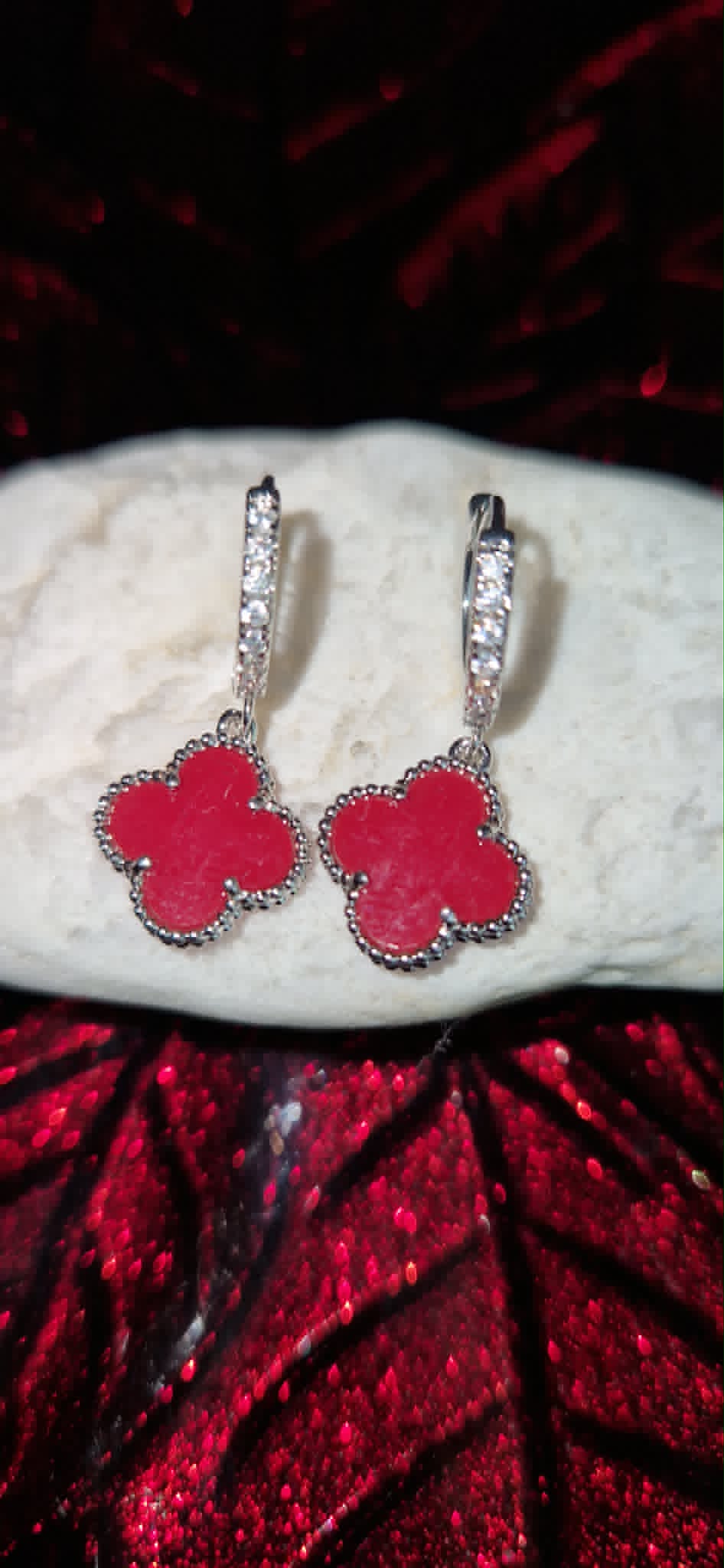 Qteefy Red Clover Sparkle Hoops